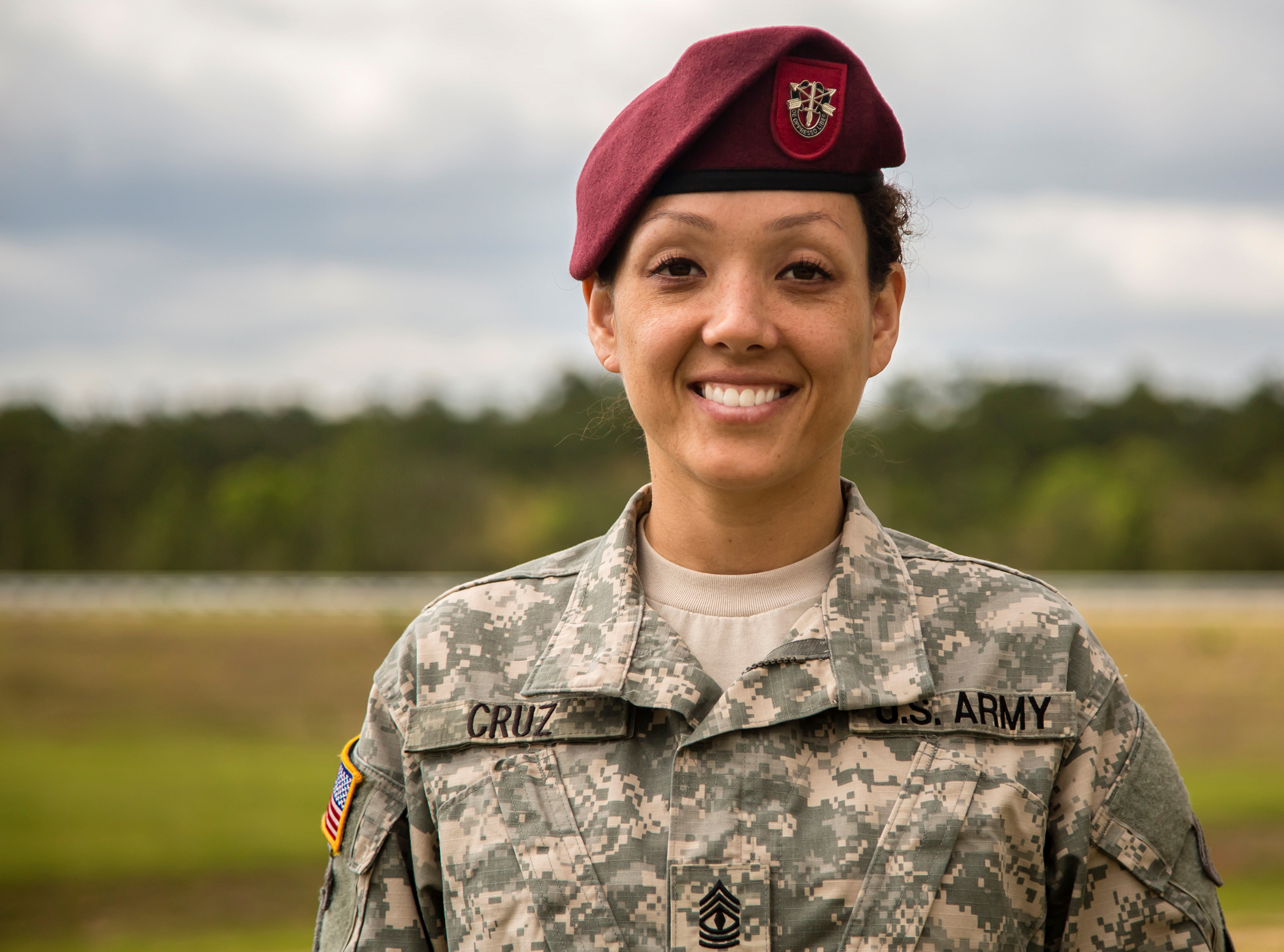 Женщина сержант. Форт Брэгг зеленые береты. Спецназ зеленые береты армии США. Девушки военные. Женщины военные США.